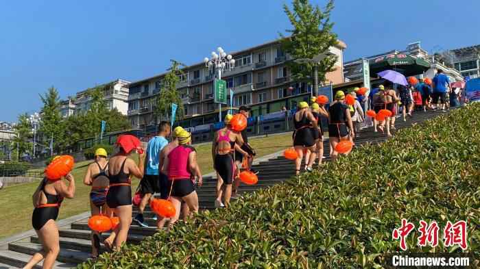 活动现场。 钱晨菲 摄 “夏日冬泳”百城挑战赛杭州开赛 805名“浪里白