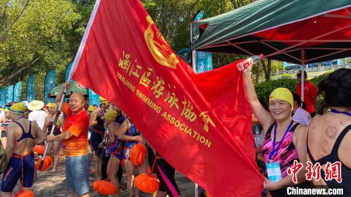 冬泳爱好者合影留念。 钱晨菲 摄 “夏日冬泳”百城挑战赛杭州开赛 805名“浪里白