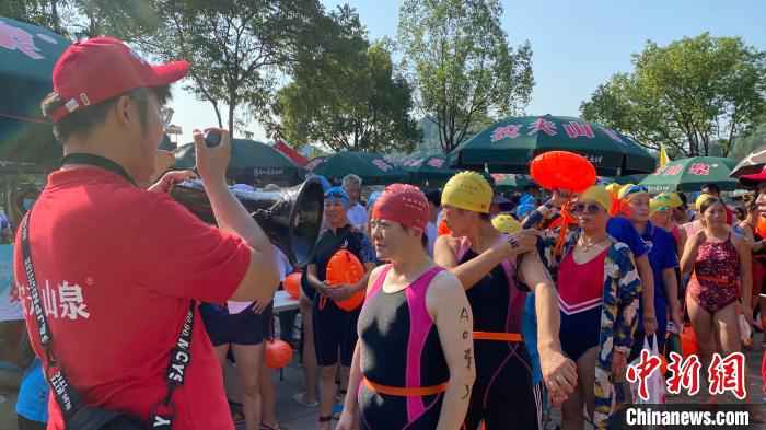 活动现场。 钱晨菲 摄 “夏日冬泳”百城挑战赛杭州开赛 805名“浪里白