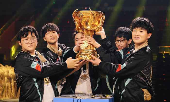 TS队员捧起2020王者荣耀世界冠军杯。供图。 挺过上半年疫情冲击,中国电竞行业为啥更红火