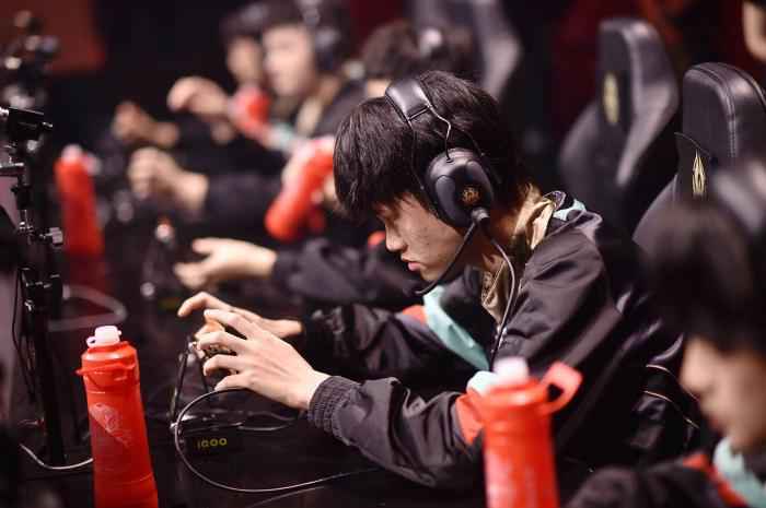 2020王者荣耀世界冠军杯总决赛比赛中。供图。 挺过上半年疫情冲击,中国电竞行业为啥更红火