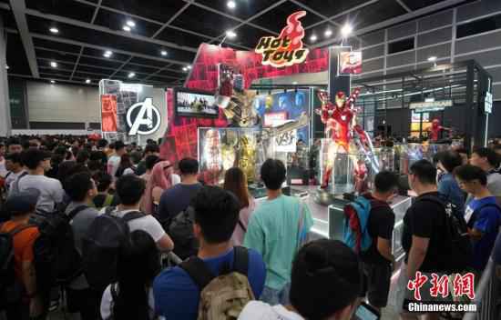 7月26日,第21届香港动漫电玩节(ACGHK 2019)及香港电竞音乐节在香港会展中心开幕。今届香港动漫电玩节总面积超过18万平方呎,超过500个参展摊位。开幕当天,展览吸引大批动漫电玩爱好者,场内人头攒动,气氛热烈。图为香港HOTTOYS展台吸引众多漫威爱好者。中新社记者 张炜 摄 挺过上半年疫情冲击,中国电竞行业为啥更红火