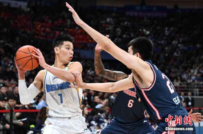 图为林书豪(左)在比赛中。 中新社记者 崔楠 摄 欢迎来到CBA!林书豪称季后赛“边打球边打人”