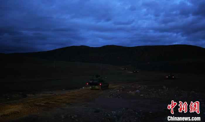 西藏军区某旅开展昼夜全装全要素拉动演练