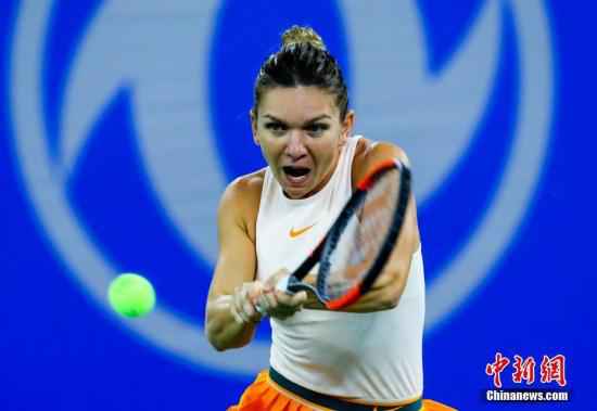 9月25日,2018年武汉网球公开赛最后一场女单第二轮比赛打到26日凌晨才结束,世界第一罗马尼亚选手哈勒普带伤出战,最终以0-6、5-7不敌斯洛伐克选手齐布尔科娃无缘16强。图为哈勒普在比赛中。中新社记者 张畅 摄 WTA名将哈勒普将重返赛场 坦言疫情曾让她焦虑