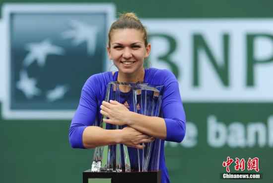 当地时间3月22日,美国加州印第安维尔斯,年轻的罗马尼亚网球选手哈勒普以2比1的比分击败塞尔维亚选手扬科维奇,夺得2015年ATP大师赛印第安维尔斯网球公开赛女子单打冠军。 中新社发 毛建军 摄 WTA名将哈勒普将重返赛场 坦言疫情曾让她焦虑