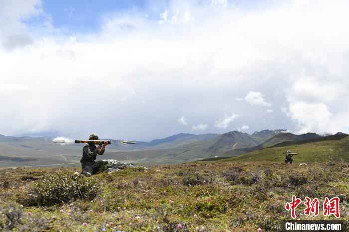 西藏军区边防某团组织实战化综合演练