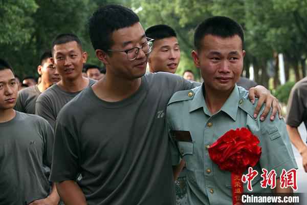 转身亦是“出征” 浙江多地退役老兵含泪卸衔开