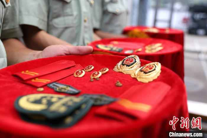 转身亦是“出征” 浙江多地退役老兵含泪卸衔开