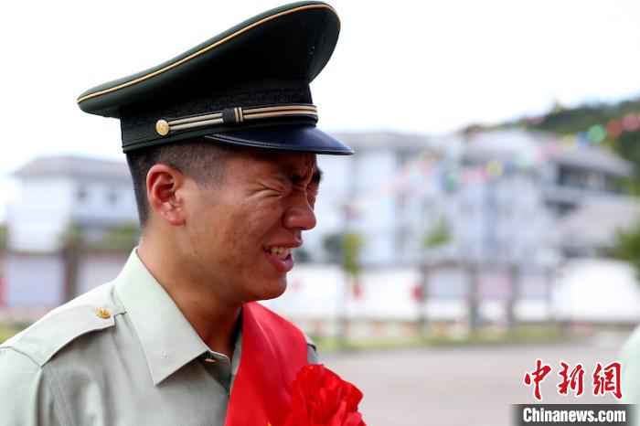 转身亦是“出征” 浙江多地退役老兵含泪卸衔开