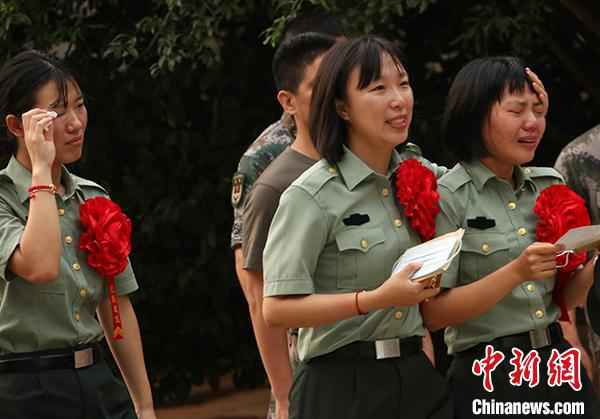 转身亦是“出征” 浙江多地退役老兵含泪卸衔开