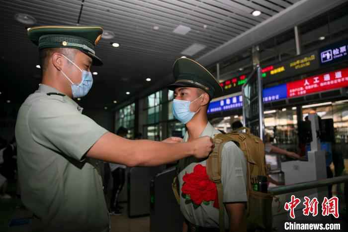 退伍季：当列车徐徐驶出 硬汉瞬间成“泪人”