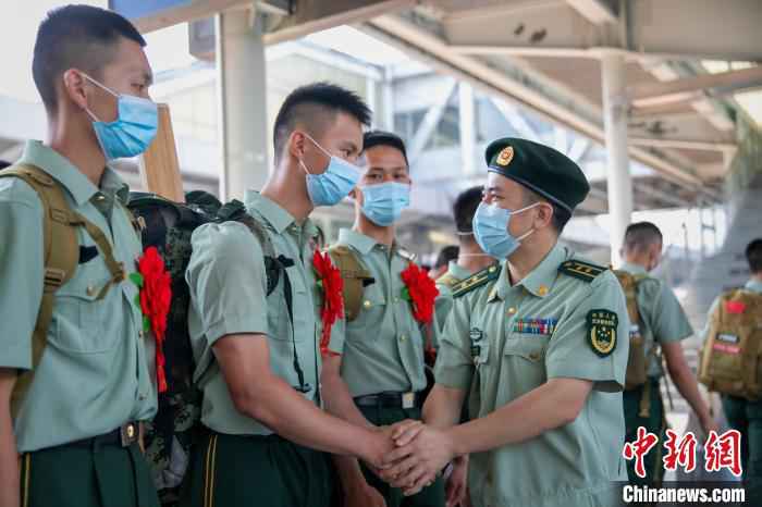 退伍季：当列车徐徐驶出 硬汉瞬间成“泪人”