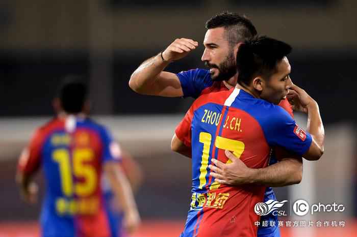 青岛黄海3:3战平北京国安。中超联赛/IC photo 官方供图 中超:B组前二险“翻车” 国安上港连遭升班马逼
