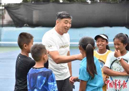 跟着“野象”,一群佤族少年闯进了网球世界