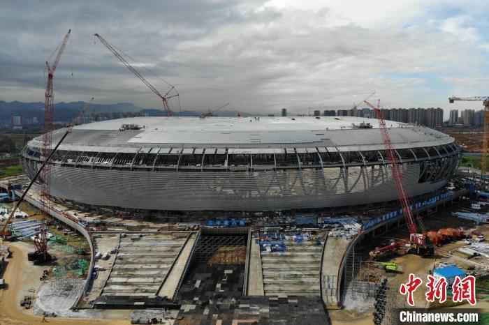 建设中的成都大运会主体育场。 张浪 摄 成都大运会主体育场:“太阳神鸟”图案完成拼