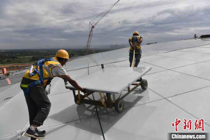 建设中的成都大运会主体育场。 张浪 摄 成都大运会主体育场:“太阳神鸟”图案完成拼