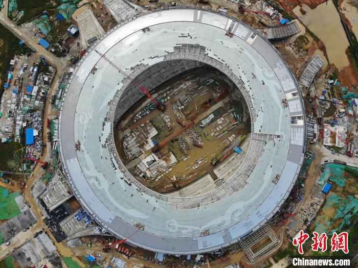 建设中的成都大运会主体育场。 张浪 摄 成都大运会主体育场:“太阳神鸟”图案完成拼