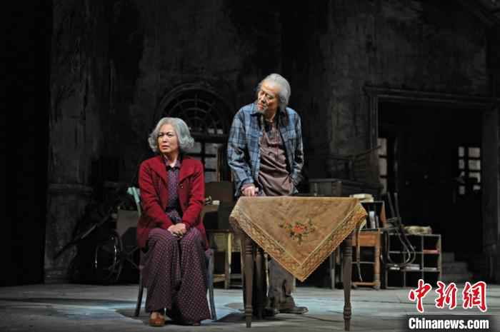 北京人艺复工 首演《洋麻将》 李春光 摄 北京人艺复工 首演《洋麻将》