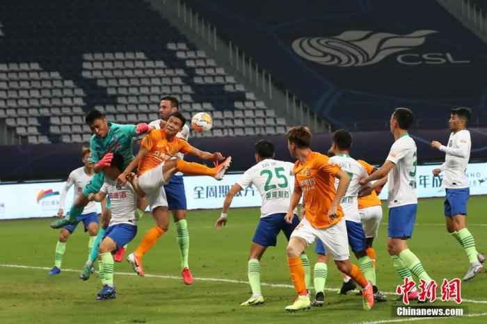 7月25日,2020中国足球协会超级联赛(苏州赛区)打响揭幕战,最终武汉卓尔队(橙色上衣)以2比0战胜青岛黄海青港队(白色上衣)。中新社记者 泱波 摄 当中超VAR遇到裁判:部分场次时长受影响 动摇观