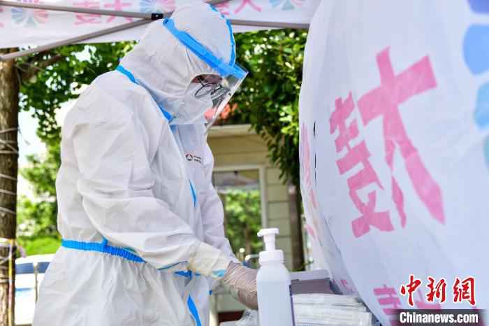 工作人员进行核酸检测。 袁锦锦 摄 2020赛季CBA联赛落幕 青岛赛区提供“破冰者”的过