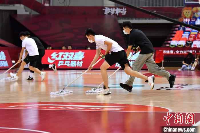 竞赛服务组正在进行赛中场地细清。 袁锦锦 摄 2020赛季CBA联赛落幕 青岛赛区提供“破冰者”的过