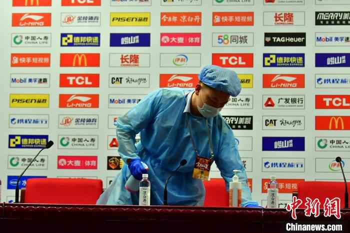 新闻发布厅开展消杀工作。 袁锦锦 摄 2020赛季CBA联赛落幕 青岛赛区提供“破冰者”的过