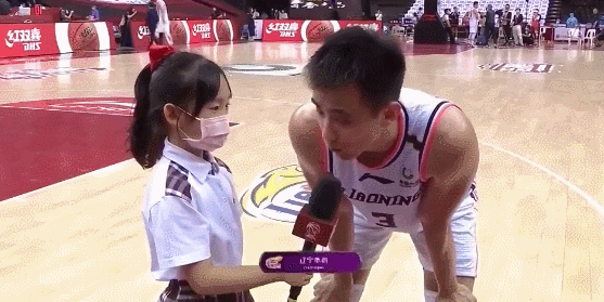 小记者场边采访赵继伟。 有关辽粤大战22分大逆转的一切,杜锋早已“说破