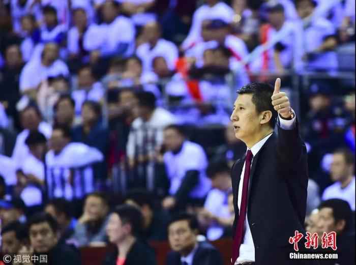 辽宁主教练郭士强比赛中场边指导。图片来源：视觉中国