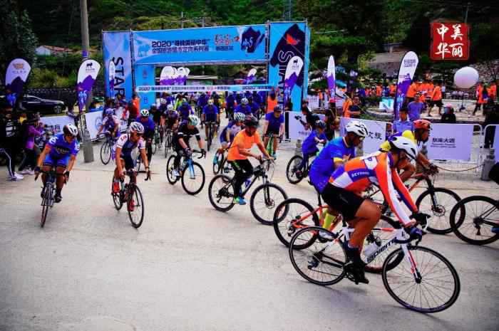 选手冲出出发点。组委会供图 旅游城市定向系列赛张家口站:天津选手包揽女