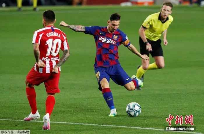 北京时间7月1日凌晨,梅西在对阵马德里竞技的比赛中,完成自己职业生涯的第700个进球。 梅西留队,但有多少爱可以重来?