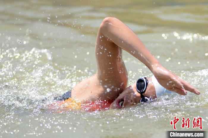 游泳中的运动员。 赵启瑞 摄 全国近700名运动员大运河畔角逐“最强铁人”