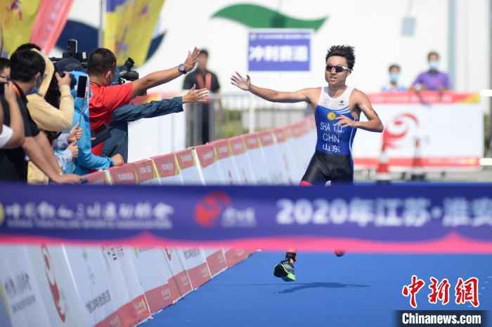 长跑中的运动员。 赵启瑞 摄 全国近700名运动员大运河畔角逐“最强铁人”