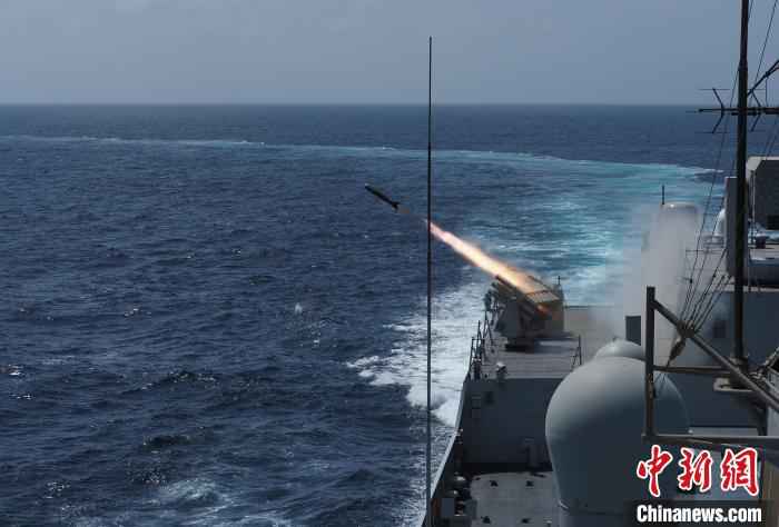 海军第35批护航编队组织实际使用武器训练