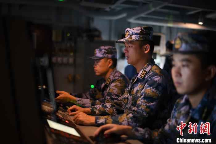 海军第35批护航编队组织实际使用武器训练