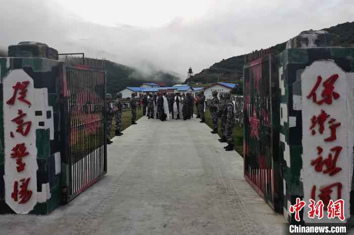 西藏老兵退役 泪别高原