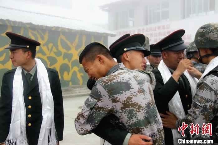 西藏老兵退役 泪别高原