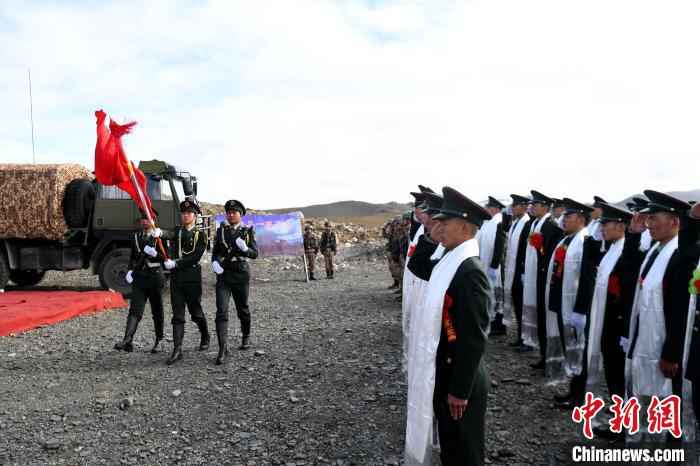 西藏老兵退役 泪别高原