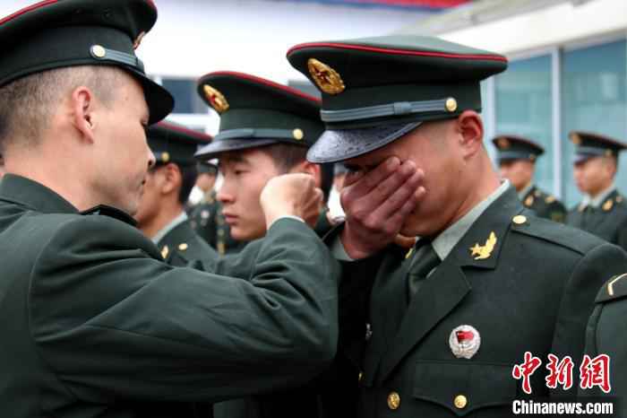 西藏老兵退役 泪别高原