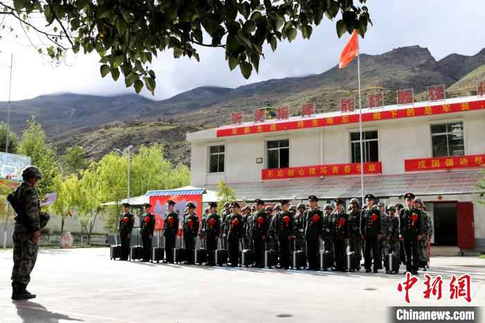 西藏老兵退役 泪别高原