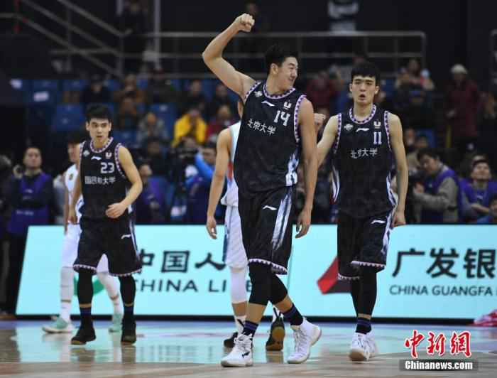 2019年CBA全明星周末在山东青岛开启。在首日进行的星锐赛中,大学生南北区联队以90比88胜CBA星锐队。图为大学生北方联队球员王少杰在赛后庆祝。中新社记者 崔楠 摄 北大高材生的奇幻之旅,映射从校园到CBA的尴尬