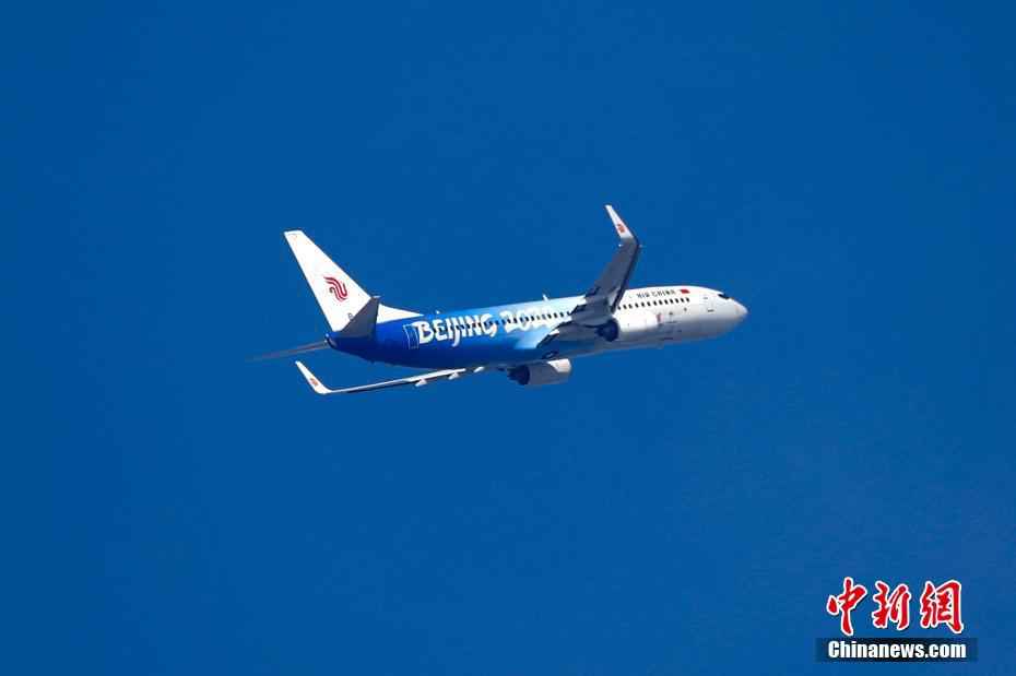 5日,北京2022年冬奥会和冬残奥会首架主题彩绘飞机“冬奥冰雪号” 在北京首都国际机场正式亮相,并飞往成都完成首航。 中新社记者 富田 摄 首飞顺利完成!首架冬奥主题彩绘航班被网友夸