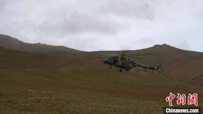 直升机空中补给队向前沿投送补给和物资弹药。　田志强 摄