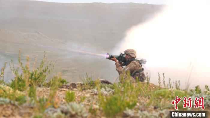 火力打击。 赵朋超 摄 空地协同 西藏军区某旅组织全要素实兵实弹演练