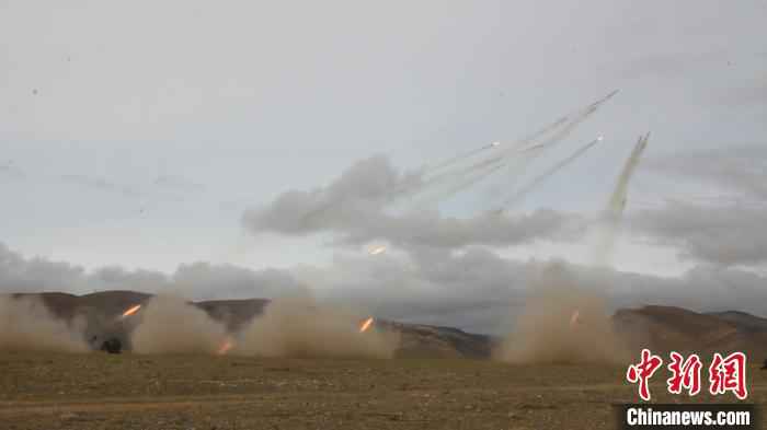 多种新型火炮对“敌”阵地进行火力打击。 高鹏飞 摄 空地协同 西藏军区某旅组织全要素实兵实弹演练