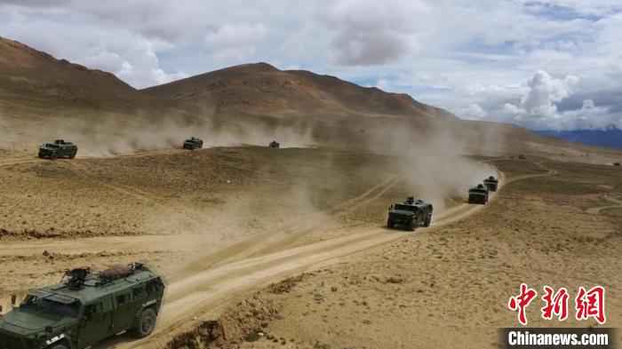 部队抵达待机地域。 高鹏飞 摄 空地协同 西藏军区某旅组织全要素实兵实弹演练