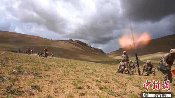 火力打击。 高鹏飞 摄 空地协同 西藏军区某旅组织全要素实兵实弹演练