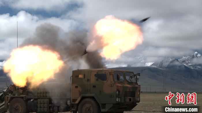 对“敌”阵地进行火力打击。 田志强 摄 空地协同 西藏军区某旅组织全要素实兵实弹演练