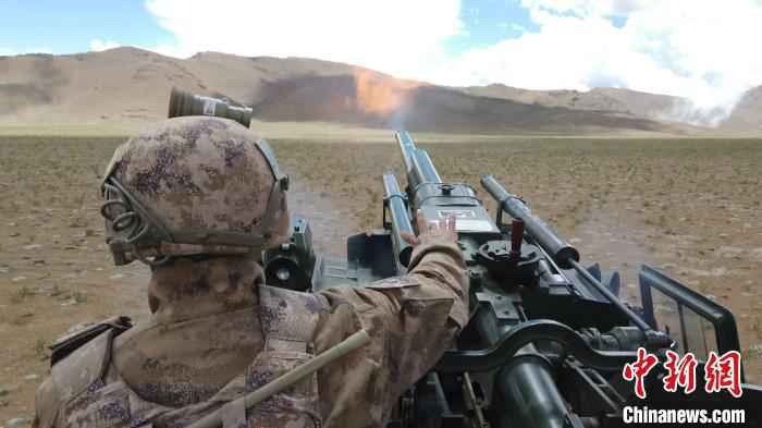 对“敌”阵地进行火力打击。 赵朋超 摄 空地协同 西藏军区某旅组织全要素实兵实弹演练