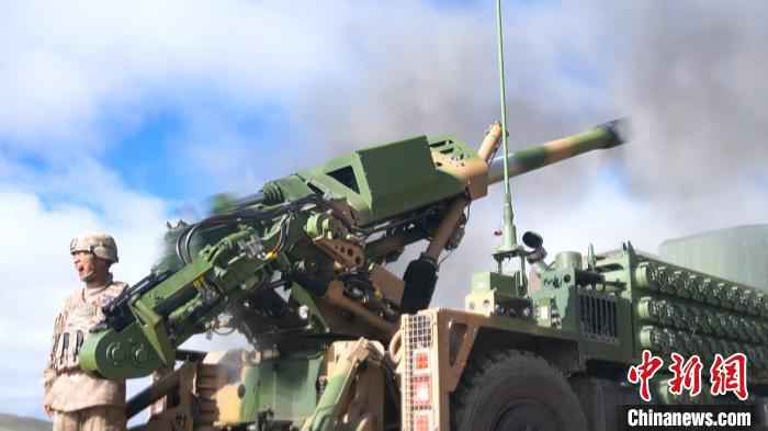 对“敌”阵地进行火力打击。 田志强 摄 空地协同 西藏军区某旅组织全要素实兵实弹演练